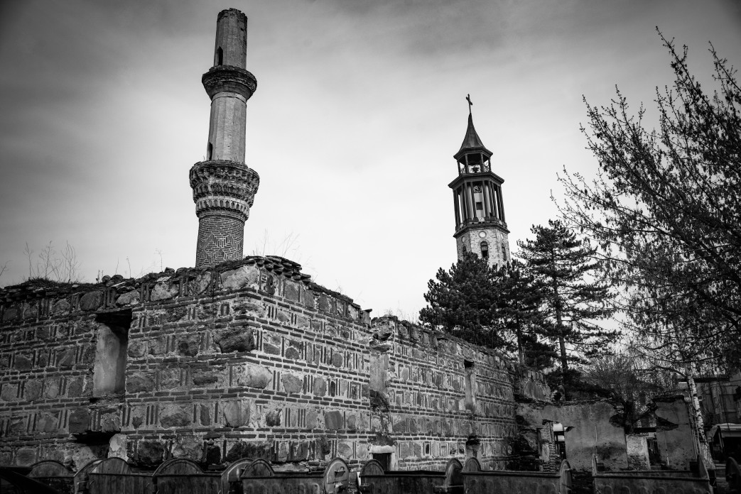 L'extérieur d'une mosquée en pierre.