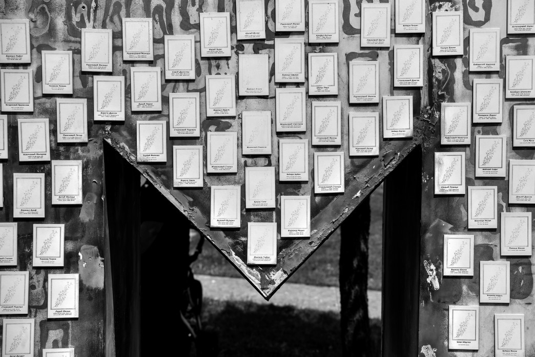 Des plaques avec les noms des personnes ornent un monument.