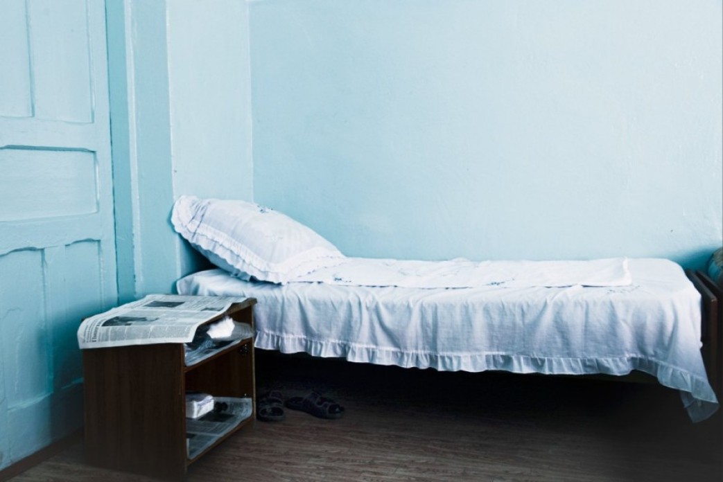 An empty bed.